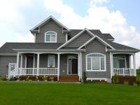 Fenêtres à battant en PVC, porte d’entrée en acier et fenêtres coulissantes en PVC.